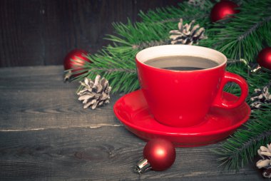 Kırmızı bir fincan sıcak kahve 