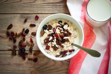 kurutulmuş meyve yulaf ezmesi.