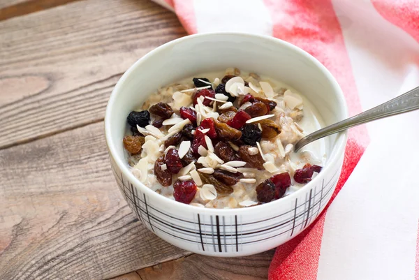 Harina de avena con frutos secos . —  Fotos de Stock