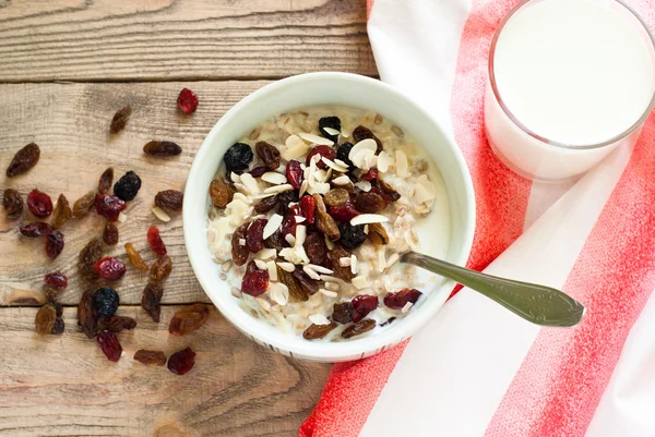 Farina d'avena con frutta secca . — Foto Stock