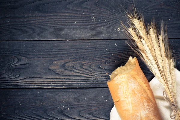 Pão francês na mesa de madeira — Fotografia de Stock