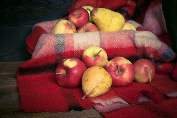 Czerwone jabłka w kratki — Zdjęcie stockowe