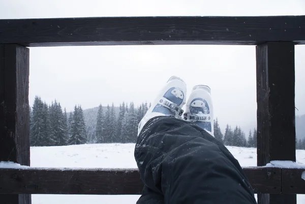 Лыжник в лыжных ботинках — стоковое фото