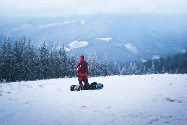 Snowboarder masculin en montagne — Photo