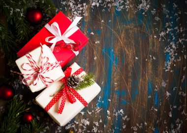 Noel hediyelerini bazı kutular
