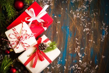 Noel hediyelerini bazı kutular