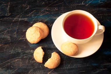 Siyah çay çerezler ile.