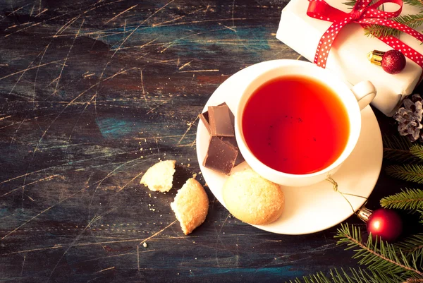 Schwarzer Tee mit Keksen. — Stockfoto