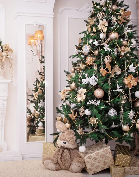 Habitación interior clásica decorada en estilo navideño —  Fotos de Stock