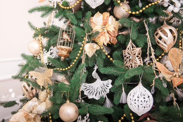 Árbol de navidad con juguetes. — Foto de Stock