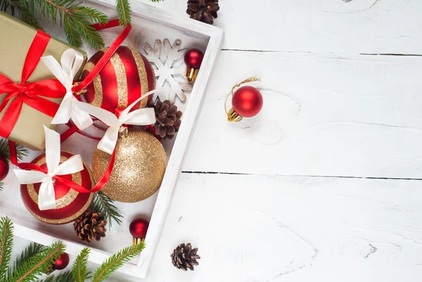 Schöne Weihnachtskugeln mit Klebebändern — Stockfoto