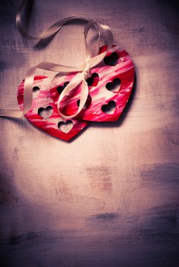 Bir kurdele ile iki kırmızı kalp