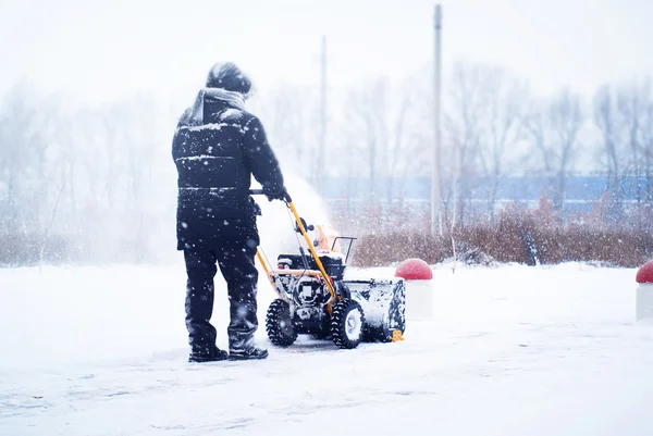 Ein Mann räumt Schnee — Stockfoto