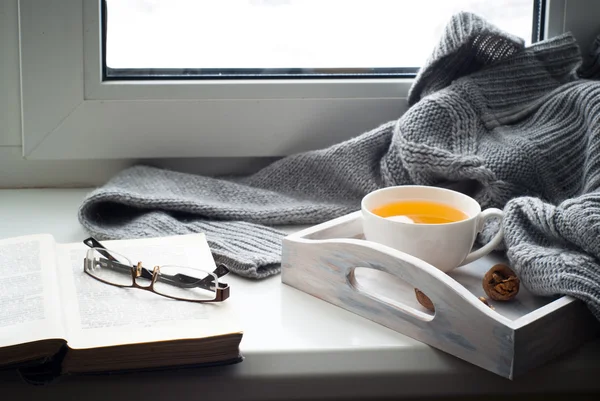 Cup of hot tea on the windowsill — Stock Photo, Image