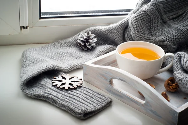 Tasse heißen Tee auf der Fensterbank — Stockfoto