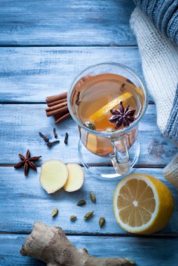 Baharat ile sıcak zencefil çayı