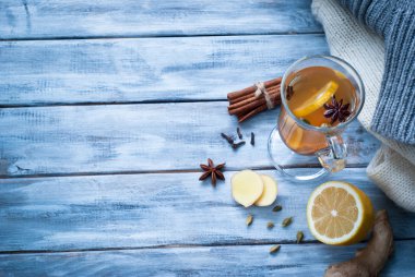 Baharat ile sıcak zencefil çayı