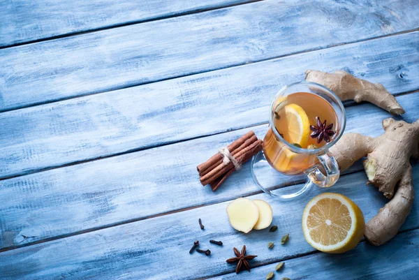 Varmt ingefära te med kryddor — Stockfoto