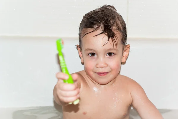 Pequeno menino escova dentes . — Fotografia de Stock