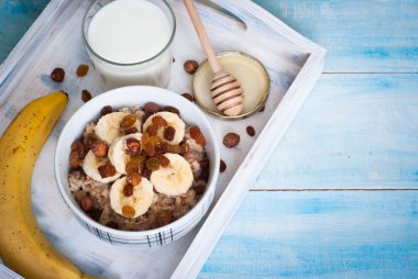 Muz, Kuru üzüm ve ballı yulaf ezmesi