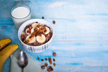 Muz, Kuru üzüm ve ballı yulaf ezmesi