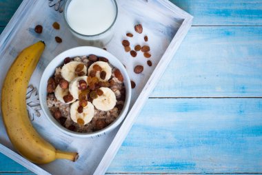 Yulaf ezmesi muz ve kuru üzüm