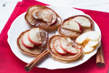 Elma, tarçın ve bal ile Pancakes.