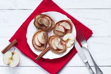 Elma, tarçın ve bal ile Pancakes.