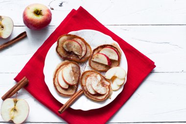 Elma, tarçın ve bal ile Pancakes.