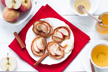 Elma, tarçın ve bal ile Pancakes.