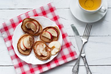 Elma, tarçın ve bal ile Pancakes.