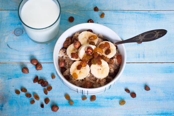 Harina de avena con plátanos, pasas y miel — Foto de Stock