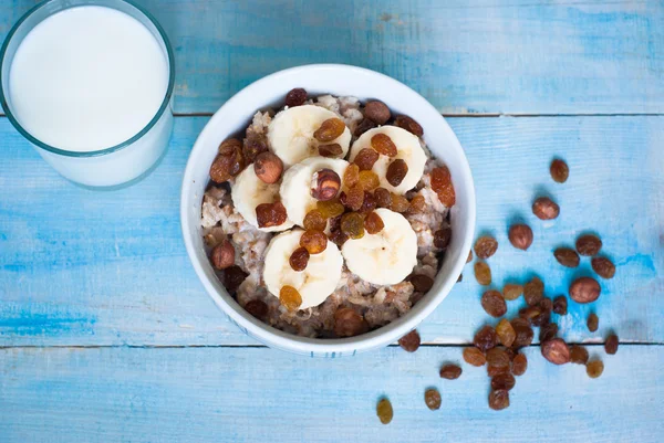 Bubur gandum dengan pisang dan kismis — Stok Foto