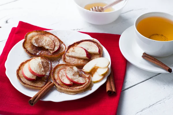 Frittelle con mela, cannella e miele . — Foto Stock