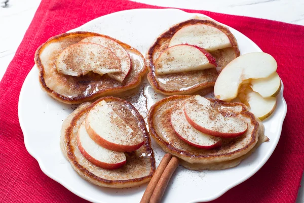 アップル、シナモンと蜂蜜のパンケーキ. — ストック写真