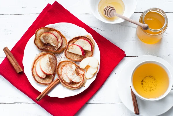 Frittelle con mela, cannella e miele . — Foto Stock