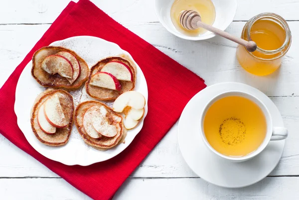 Pfannkuchen mit Apfel, Zimt und Honig. — Stockfoto