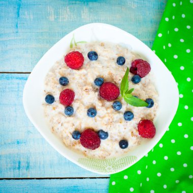 Farklı meyveleri ile yulaf ezmesi