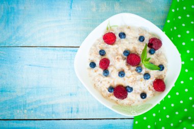 Farklı meyveleri ile yulaf ezmesi