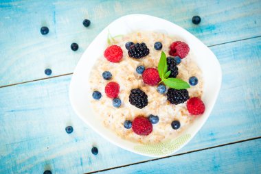 Farklı meyveleri ile yulaf ezmesi