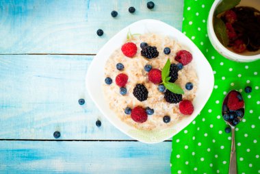 Farklı meyveleri ile yulaf ezmesi