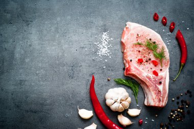 Çiğ domuz eti ve malzemeler