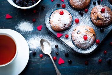 Kırmızı ve Siyah frenk üzümü ile kekler