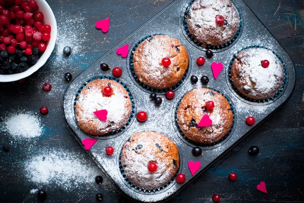 Muffins met rode en zwarte bessen — Stockfoto