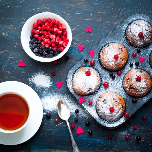 Muffins med röda och svarta vinbär — Stockfoto