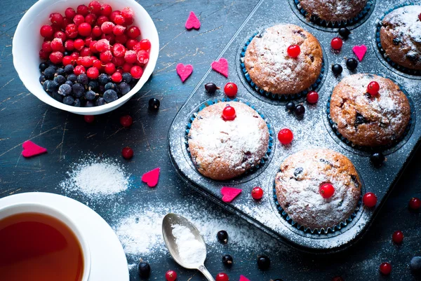 Muffins with red and black currant — Stock Photo, Image
