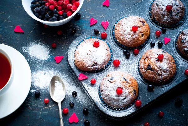 Muffins with red and black currant — Stock Photo, Image