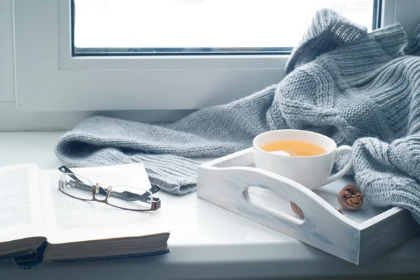 Cup of hot tea on the windowsill — Stock Photo, Image