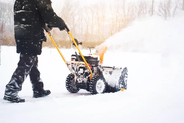 Ein Mann räumt Schnee — Stockfoto