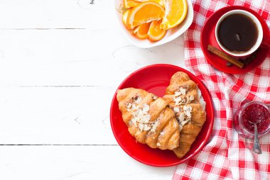 Kahve ve kruvasanla kahvaltı..